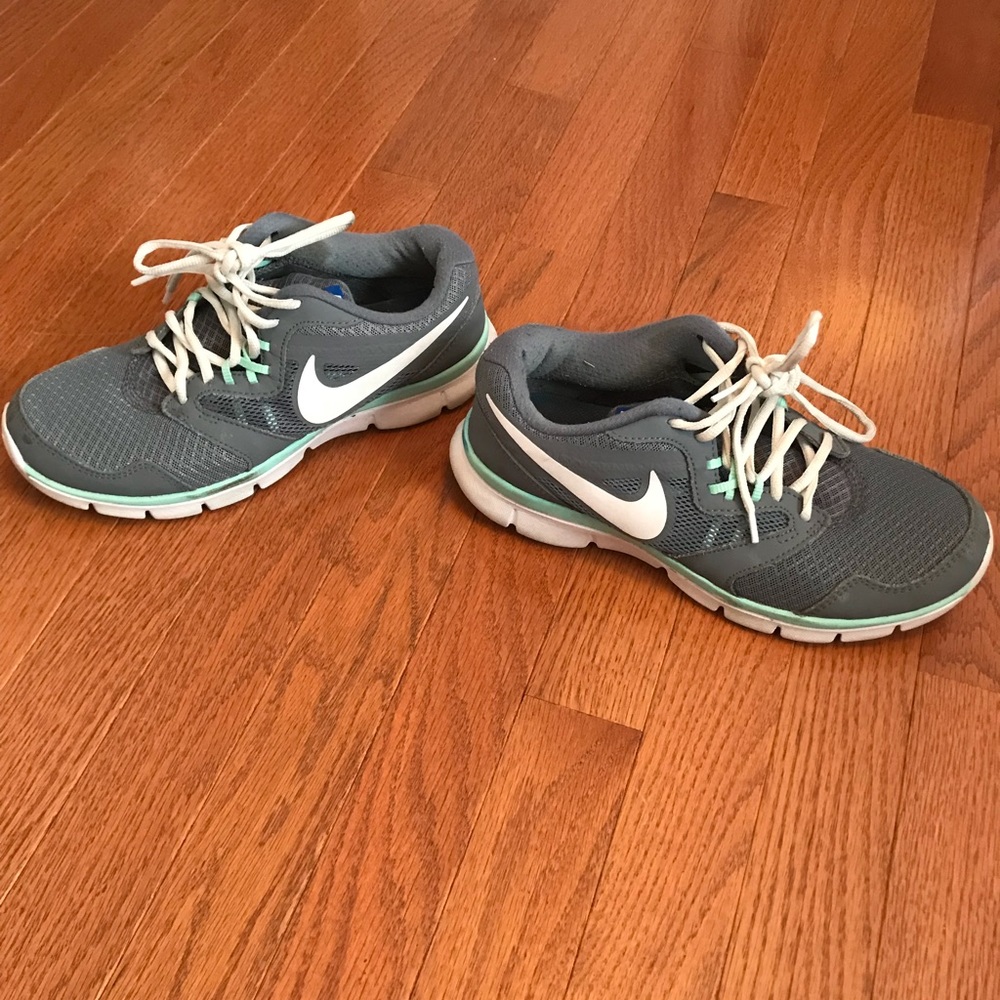 Dark grey nike tennis shoes
